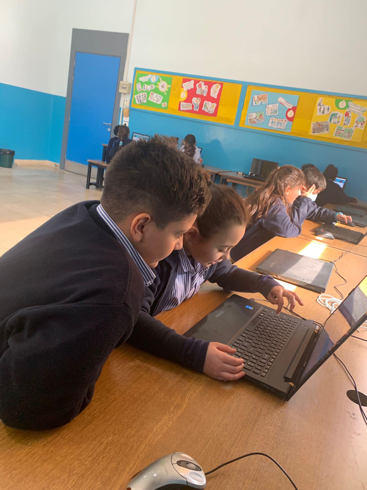 En EB2 (CE1) les élèves apprennent à maîtriser les fonctions de base d’un ordinateur.